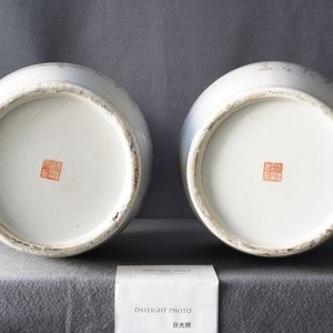 Een paar Chinese qianjiang cai vazen met antiquiteiten en boeddhistische leeuwen, 19/20e eeuw — foto 10