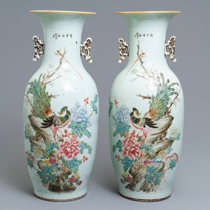 Een paar Chinese qianjiang cai vazen met pauwen en bloemen, 19/20e eeuw — foto 1