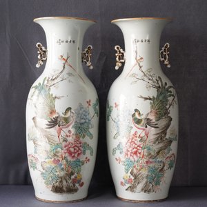Een paar Chinese qianjiang cai vazen met pauwen en bloemen, 19/20e eeuw — foto 9