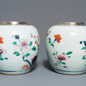 Een paar Chinese rose-Imari potten met floraal decor en zilveren montuur, Qianlong — foto 4
