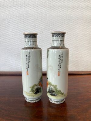 Een paar Chinese rouleau vazen, gesigneerd Xiong Xiaofeng 熊曉峰, gedateerd 1947 — foto 2