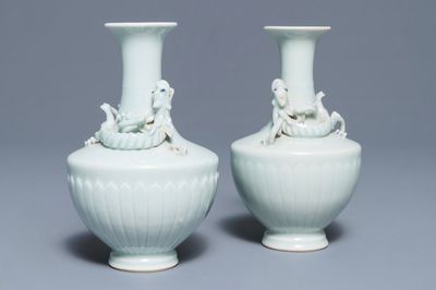 Een paar Chinese ru-stijl geglazuurde vaasjes met qilong, Yongle merk, 19e eeuw