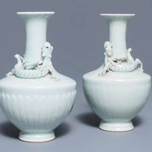 Een paar Chinese ru-stijl geglazuurde vaasjes met qilong, Yongle merk, 19e eeuw — foto 1