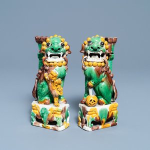 Een paar Chinese sancai biscuit wierookstokhouders in de vorm van boeddhistische leeuwen, Kangxi — foto 1