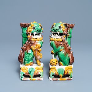 Een paar Chinese sancai biscuit wierookstokhouders in de vorm van boeddhistische leeuwen, Kangxi — foto 2