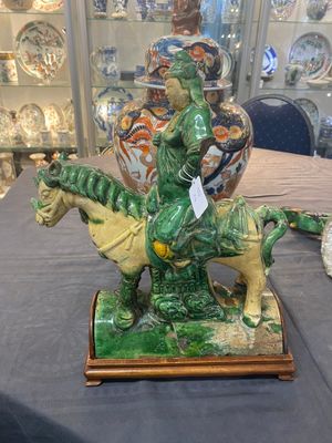 Een paar Chinese sancai daktegels in de vorm een vis, een krijger te paard en een wijsgeer, Ming — foto 12