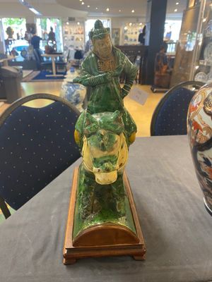 Een paar Chinese sancai daktegels in de vorm een vis, een krijger te paard en een wijsgeer, Ming — foto 14