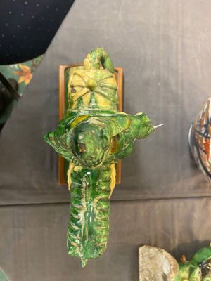 Een paar Chinese sancai daktegels in de vorm een vis, een krijger te paard en een wijsgeer, Ming — foto 15