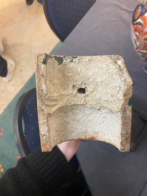 Een paar Chinese sancai daktegels in de vorm een vis, een krijger te paard en een wijsgeer, Ming — foto 10