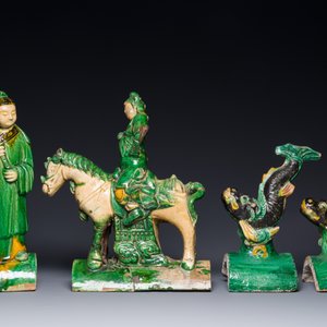 Een paar Chinese sancai daktegels in de vorm een vis, een krijger te paard en een wijsgeer, Ming — foto 2