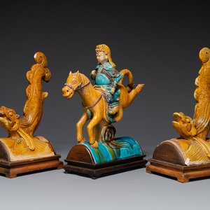 Een paar Chinese sancai daktegels in de vorm een vis en een krijger te paard, Ming — foto 1