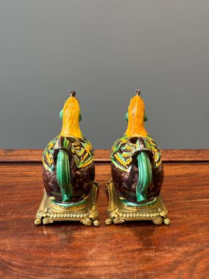 Een paar Chinese sancai geglazuurde kipvormige kannen gemonteerd als kandelaars met verguld brons, Kangxi — foto 4