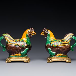 Een paar Chinese sancai geglazuurde kipvormige kannen gemonteerd als kandelaars met verguld brons, Kangxi — foto 2