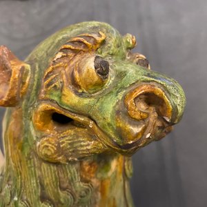 Een paar Chinese sancai geglazuurde modellen van tempelleeuwen, Ming — foto 11