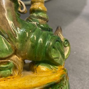 Een paar Chinese sancai-geglazuurde wierookstokhouders in de vorm van boeddhistische leeuwen, Ming — foto 18
