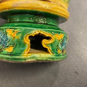 Een paar Chinese sancai-geglazuurde wierookstokhouders in de vorm van boeddhistische leeuwen, Ming — foto 22