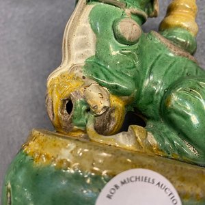 Een paar Chinese sancai-geglazuurde wierookstokhouders in de vorm van boeddhistische leeuwen, Ming — foto 26