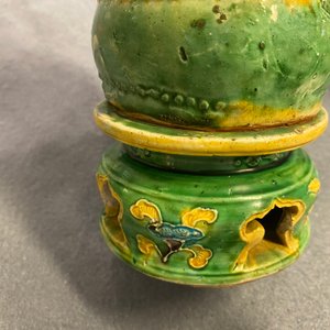 Een paar Chinese sancai-geglazuurde wierookstokhouders in de vorm van boeddhistische leeuwen, Ming — foto 29