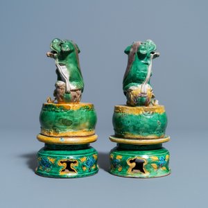 Een paar Chinese sancai-geglazuurde wierookstokhouders in de vorm van boeddhistische leeuwen, Ming — foto 3