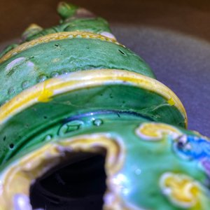 Een paar Chinese sancai-geglazuurde wierookstokhouders in de vorm van boeddhistische leeuwen, Ming — foto 32