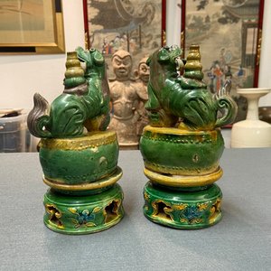 Een paar Chinese sancai-geglazuurde wierookstokhouders in de vorm van boeddhistische leeuwen, Ming — foto 10
