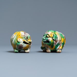 Een paar Chinese sancai modellen van honden en een paar wierookstokhouders in de vorm van leeuwen, Kangxi — foto 4
