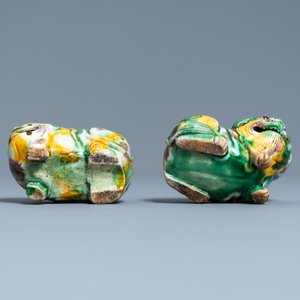 Een paar Chinese sancai modellen van honden en een paar wierookstokhouders in de vorm van leeuwen, Kangxi — foto 9