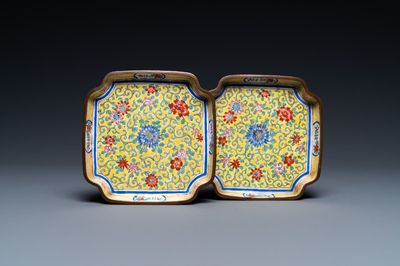 Een paar Chinese schotels in Canton email met gele fondkleur, Qianlong merk, 18/19e eeuw