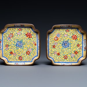 Een paar Chinese schotels in Canton email met gele fondkleur, Qianlong merk, 18/19e eeuw — foto 2