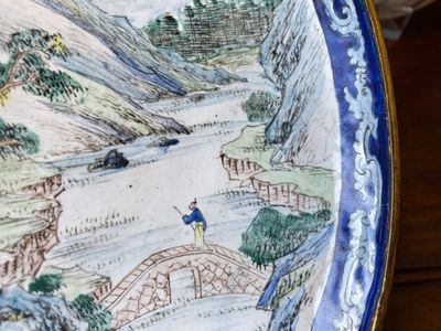 Een paar Chinese schotels in de stijl van de 'Master of the Rocks' in Canton email, Yongzheng/Qianlong — foto 6