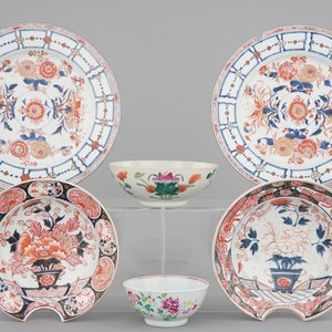 Een paar Chinese schotels in Imari-stijl, twee famille rose kommen en twee scheerbekkens in Japans Imari porselein, 18e eeuw — foto 1