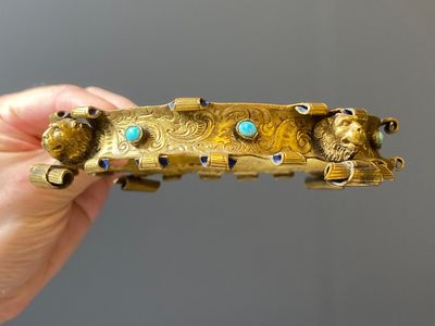 Een paar Chinese schotels met ijzerrood drakendecor op blauw-witte golven, Qianlong merk en periode — foto 12