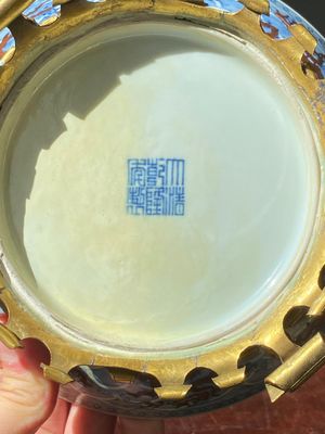 Een paar Chinese schotels met ijzerrood drakendecor op blauw-witte golven, Qianlong merk en periode — foto 17