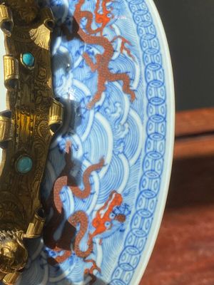 Een paar Chinese schotels met ijzerrood drakendecor op blauw-witte golven, Qianlong merk en periode — foto 21