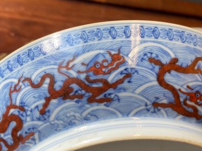 Een paar Chinese schotels met ijzerrood drakendecor op blauw-witte golven, Qianlong merk en periode — foto 6