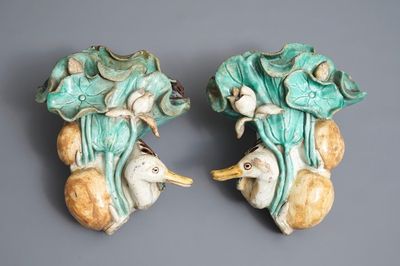 Een paar Chinese Shiwan wandvaasjes met eenden en lotusbloemen, 19e eeuw