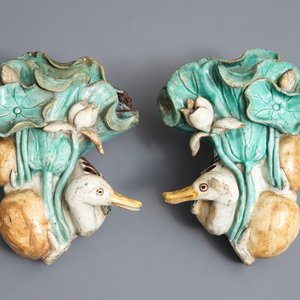 Een paar Chinese Shiwan wandvaasjes met eenden en lotusbloemen, 19e eeuw — foto 1