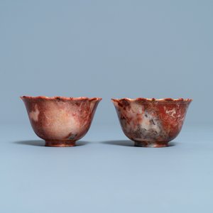 Een paar Chinese Shoushan zeepstenen koppen en schotels met verguld gegraveerd decor, Kangxi — foto 5