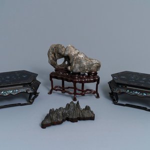 Een paar Chinese sokkels in parelmoer en lakwerk en twee 'scholar rocks', 19/20e eeuw — foto 1