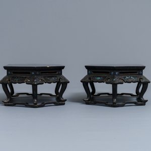 Een paar Chinese sokkels in parelmoer en lakwerk en twee 'scholar rocks', 19/20e eeuw — foto 11