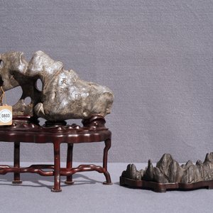 Een paar Chinese sokkels in parelmoer en lakwerk en twee 'scholar rocks', 19/20e eeuw — foto 15
