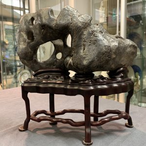 Een paar Chinese sokkels in parelmoer en lakwerk en twee 'scholar rocks', 19/20e eeuw — foto 26