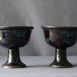 Een paar Chinese stem cups in lac burgauté, Kangxi — foto 9