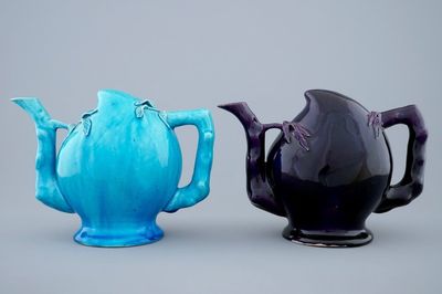 Een paar Chinese turquoise en aubergine cadogan theepotten in de vorm van perziken, 18/19e eeuw
