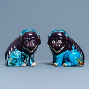 Een paar Chinese turquoise- en aubergine-geglazuurde modellen van fabeldieren, 19e eeuw — foto 2