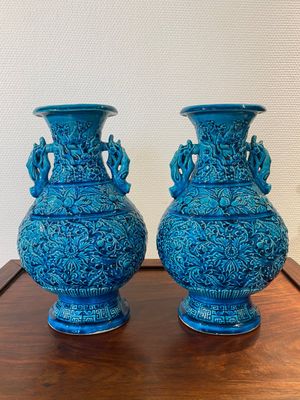 Een paar Chinese turquoise-geglazuurde 'lotus' vazen, 19e eeuw — foto 1