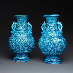 Een paar Chinese turquoise-geglazuurde 'lotus' vazen, 19e eeuw — foto 1