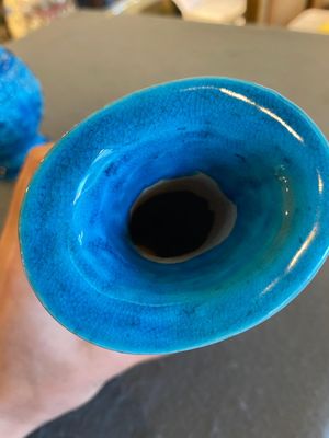 Een paar Chinese turquoise-geglazuurde 'lotus' vazen, Republiek — foto 7