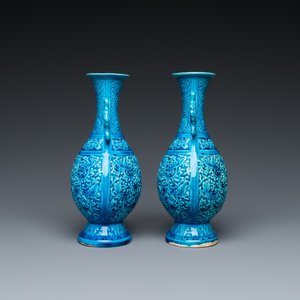 Een paar Chinese turquoise-geglazuurde 'lotus' vazen, Republiek — foto 4