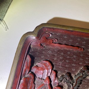 Een paar Chinese tweekleurige vierkante lakwerk schotels, Qianlong merk en periode — foto 15
